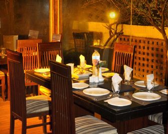 Royal Elegance Hotel - Lahore - Ravintola