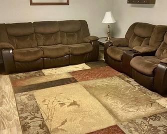 Attached apartment in Smyrna, GA. Close to everything and even downtown Atlanta! - Mableton - Living room