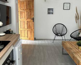 Bright, brand-new apartment close to the town center. - Seillans - Sala de estar