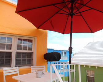 Palmsprings Accommodations - 3 Bedroom Cottage Near Horseshoe Bay - Southampton - Balcony