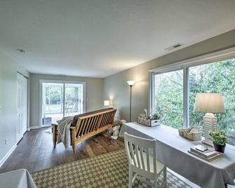 Cozy Home on 17 Acres, 3 Miles to Downtown! - Fort Wayne - Living room