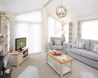 Jjs Azelea Lodge With Private Luxury Hot Tub - Pocklington - Living room