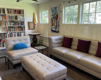 T-town Home - Historic Home Just a Short Walk to Campus - Downtown Tuscaloosa - Tuscaloosa - Lounge