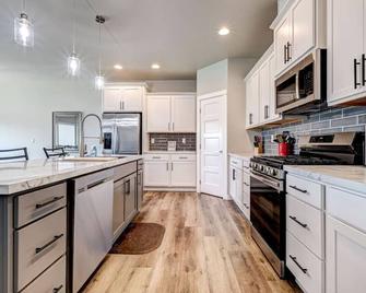 Private Home, Garage & Yard - #650 Boardman - Boardman - Küche