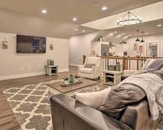 Chic Farmhouse with Creek in Heart of Wine Country! - McMinnville - Living room