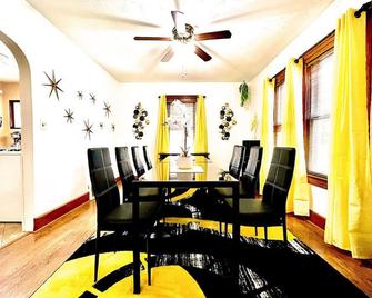 The Amber Retreat - Brooklyn Centre Comfort - Charming Space For Families, Couples & Business Travelers Near Downtown - With 300mb Wifi, Parking & Self Check-In - Cleveland - Jadalnia