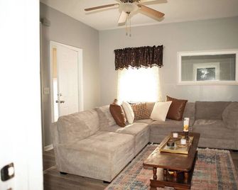 Cozy 2br Near Su & Downtown - Syracuse - Living room