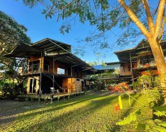Terrazas del Golfo Oceanfront, Room El Delfin! Pet Friendly! - Puerto Jiménez - Building