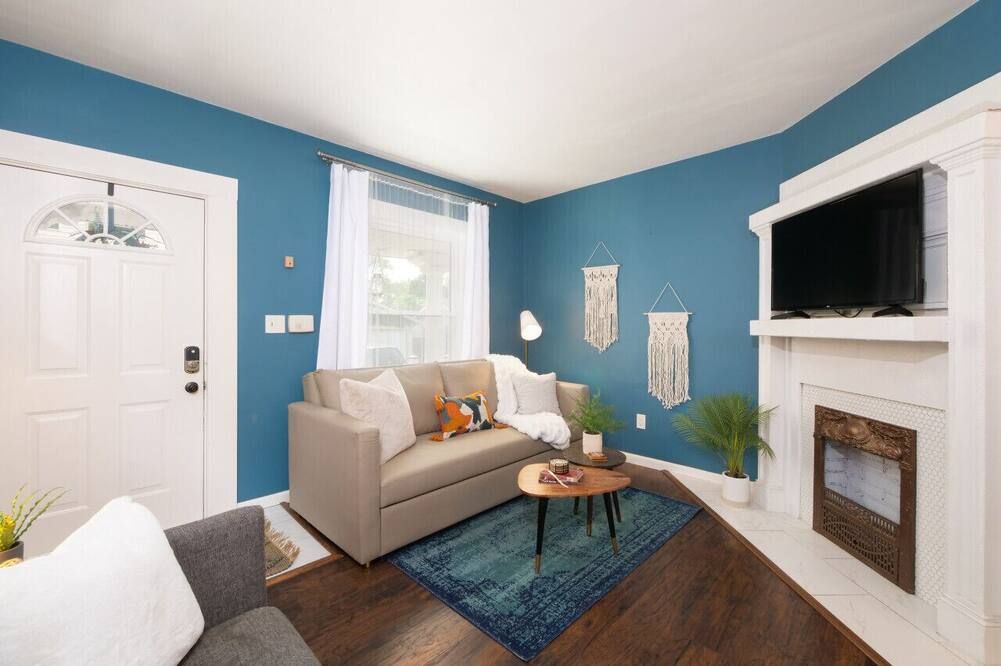 Historic Home in Ohio City Near W25! - كليفيلاند (أوهايو) - غرفة معيشة
