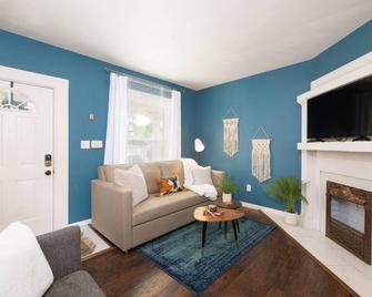 Historic Home in Ohio City Near W25! - Cleveland - Sala de estar