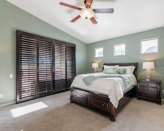 Elegant desert getaway. 4 bedroom 2.5 bath. Sleeps 8. Heated pool. Outdoor BBQ. - Oro Valley - Camera da letto