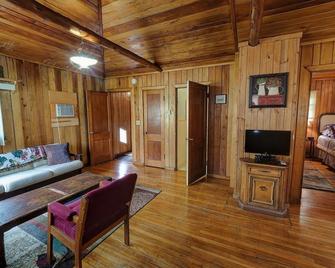 Cabin In The Village - Suttons Bay - Living room