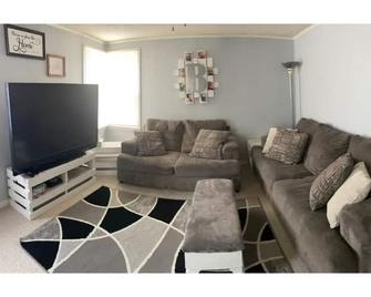 Cozy 3-bedroom residential home - Waverly - Living room
