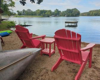 Cozy Lakeside Lodge w/Private Dock and Kids' Kayaks - Olney - Terasa