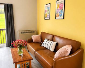 Charming Cottage Retreat Near Skaneateles with Stunning Otisco Lake Views - Skaneateles - Huiskamer