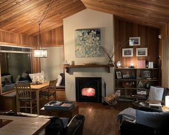 Cozy Lakefront Cabin Retreat - Sun Peaks - Living room
