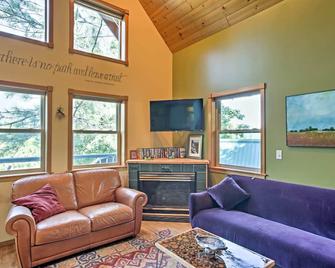 Tamarack Haus Hot Tub and EV Charging Walk Dtwn! - Leavenworth - Living room