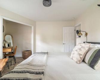 Downtown Lonestar Bungalow at Beer Ranch Project - Wimberley - Schlafzimmer