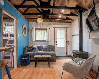 the Great Lakes Cabin at Sauble Beach - Sauble Beach - Living room