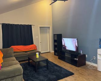 True North Elegance - Elegance at the Edge of the World, - Cambridge Bay - Living room