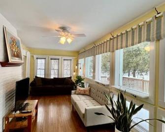 Hero's Landing, A Modern 3 bedroom Lakefront home - North Hero - Sala de estar