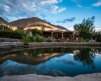 Lchang Nang Retreat - The House of Trees - Hundar - Bar