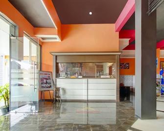 Super OYO Capital O 90151 Guest House 180 - Batu - Recepção