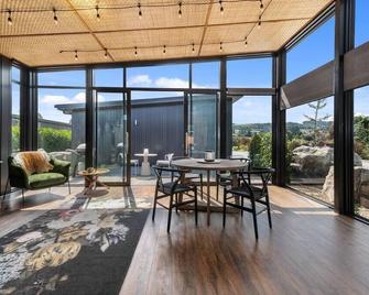 Toka Ridge 1bd Lake View Lux Villa w/ HotTub - Hamurana - Dining room