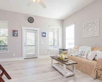 Cozy Coastal Getaway In Pcb - Sleeps 12 Comfortably - Panama City - Living room