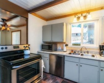 Knotty Pines Cabins - Shaver Lake - Kitchen