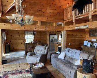 Bear Villa Lodge-Sleeps 10 comfortably, nature galore, about 25 mins to JMU - Dayton - Living room