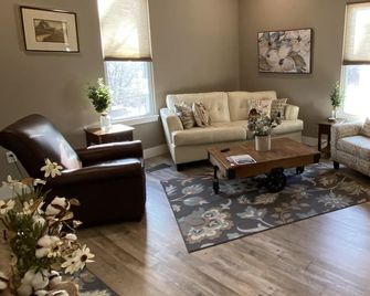 Completely Renovated house 5 Minutes from downtown Hannibal Historic District. - Hannibal - Wohnzimmer