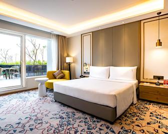 Holiday Inn Lucknow Airport By IHG - Lucknow - Schlafzimmer