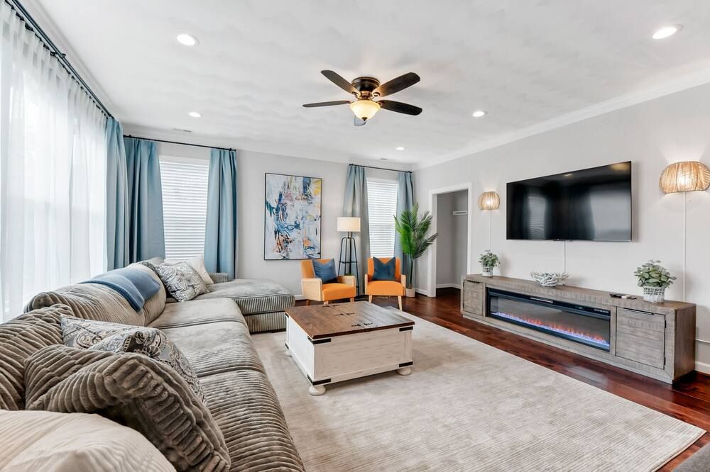 Stylish 5BR Beach Home - Perfect for Families - נורפולק - סלון