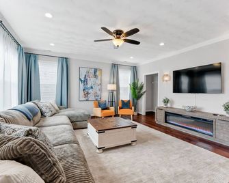 New luxurious rental! Sleeps up to 10! - 노퍽 - 거실