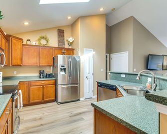Bar, Pool Table & Yard! Spacious Union Home - Union - Kitchen