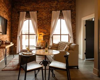 1 Bedroom Suite Yadkin Valley Main Street Elkin - Elkin - Dining room