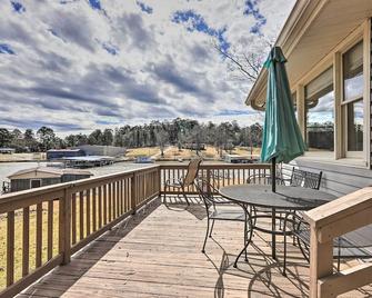 Lake Sinclair Cottage with Deck and Boat Dock! - Milledgeville - Balcony