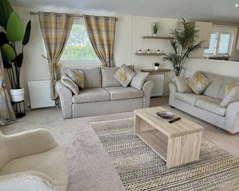 Sea Breeze Villa near to Newquay sleeping 6 guests - Newquay - Living room