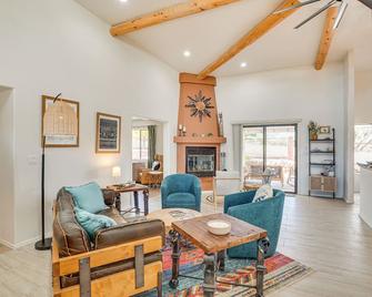 Sierra Vista Home with Private Pool and Game Room - Sierra Vista - Sala de estar
