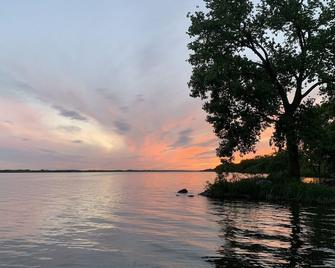 Great Year-Round Lakeside Home by State Park, Golf, & Other Activities - Ortonville - Vista del exterior