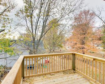 Cozy Missouri Escape w/ Balcony, Near Colleges! - Nevada - Balkon
