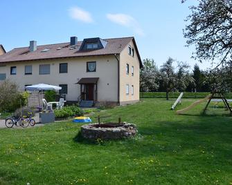 Vacation apartment 1 | Ferienhof Hund Mengen | beautiful countryside - Mengen - Gebäude