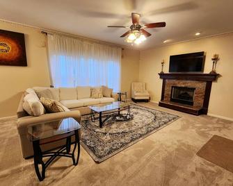 4 Bed Home - 7 mi to Downtown Ann Arbor - Ypsilanti - Sala de estar