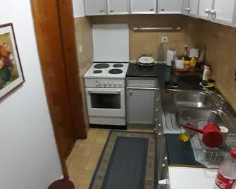 City Central Park apartment with hot tub - Skopje - Küche