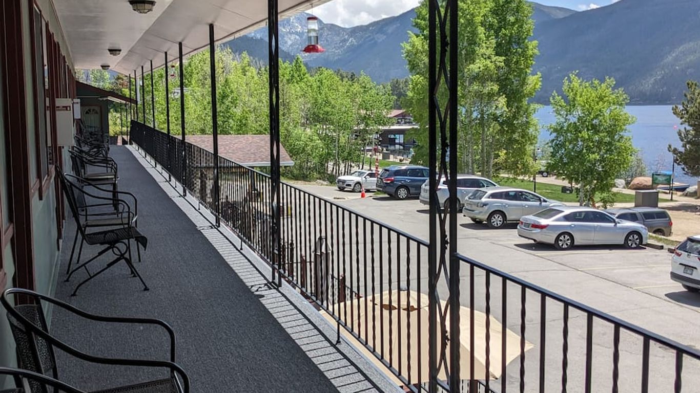 Western Riviera Lakeside Lodging