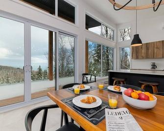 The Onyx 150 Contemporary, River view, jacuzzi - Les Éboulements - Dining room