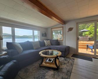 Dream View Redmond Bay Waterfront Cottage - Bancroft - Living room