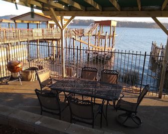 Stunning Lakefront, Huge Dock,2 Kayaks, Sleep 8, Prime Fishing Spot - Clearlake Oaks - Balcony
