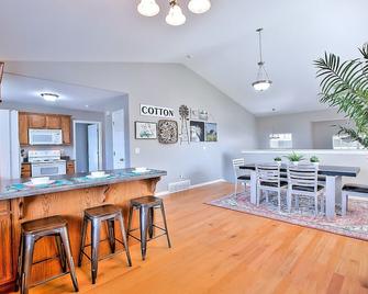 North Shore- Family And Business Retreat - Lehi - Dining room